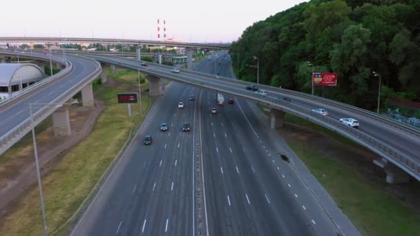 中程度の車のトラフィックを持つマルチレベルのジャンクション高速道路. — ストック動画