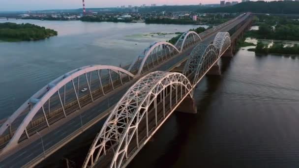 Köprü yolunun nehir üzerindeki havadan görünüşü. — Stok video