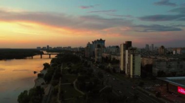 Park ve yüksek binalarla şehir manzarası.