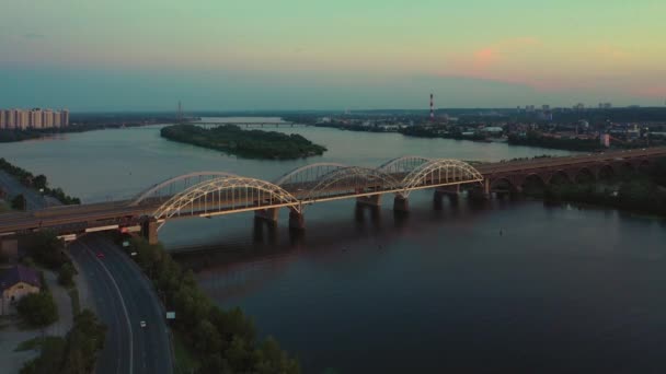 Stadsgezicht van de brug over de rivier in de vroege ochtend. — Stockvideo
