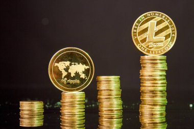 Koyu arkaplanda litekoin ve dalgalı madeni paralar yığını.