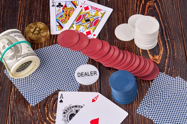 Fichas de poker com cartões e dinheiro na mesa de madeira. — Fotografia de Stock