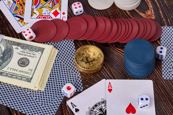 Κορυφαία άποψη καζίνο πόκερ αξεσουάρ τυχερών παιχνιδιών σε ξύλο. — Φωτογραφία Αρχείου