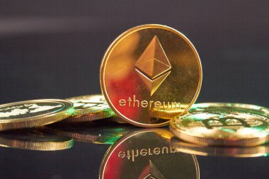 Yansıtıcı yüzeyde yakın plan altın ethereum kripto para.