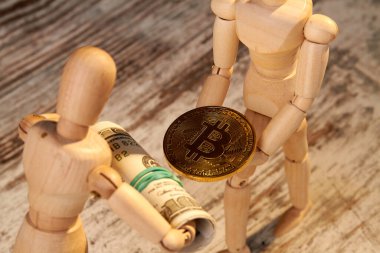 Ahşap manken Bitcoin karşılığında bir deste dolar veriyor..