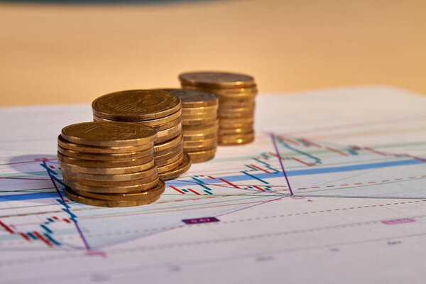 Пачки монет с графической бумагой.