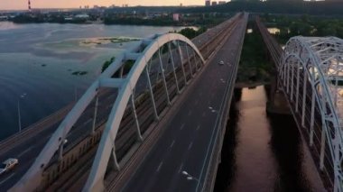 Büyük bir şehir köprüsünün havadan görünüşü.