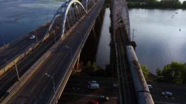 Sabah nehir köprüsünde tren hareket ediyor..