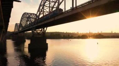 Tren nehrin üzerindeki köprüde hareket ediyor..