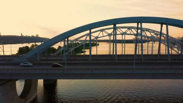 Letecký pohled z boku na městský most s automobilovou dopravou. — Stock video