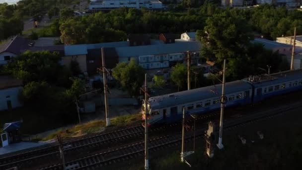 Vista aérea que vem trem nas ferrovias ponte. — Vídeo de Stock