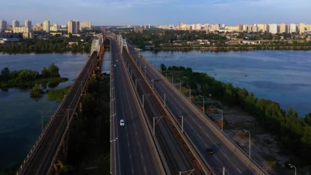 Luftaufnahme der Autobahn über den Fluss. — Stockvideo
