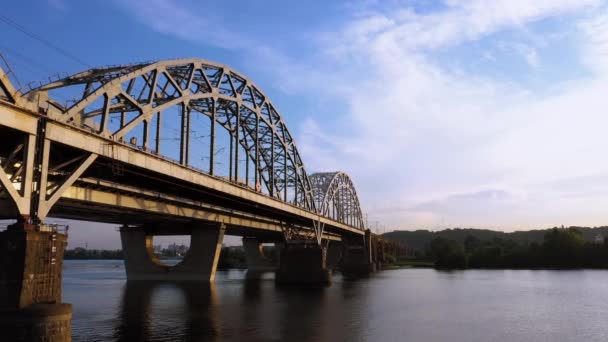 Boční pohled na obrovský průmyslový kovový most ráno. — Stock video