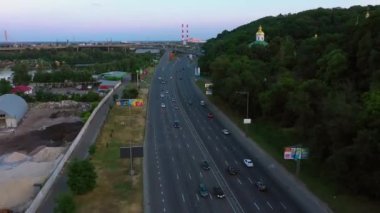 Otoyol trafiğinin hızlı hareketi.