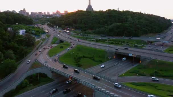 Veduta aerea da drone di paesaggio urbano con molti strada di bivio. — Video Stock