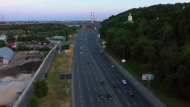 Быстрое движение автомобильного движения по автомагистрали. — стоковое видео