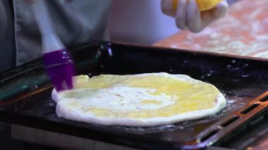 Yemek pişirme, hazırlık için hamur üzerine tereyağı Şef smear.