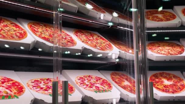 Много коробок с отпечатками пиццы за стеклянными дверями. — стоковое видео
