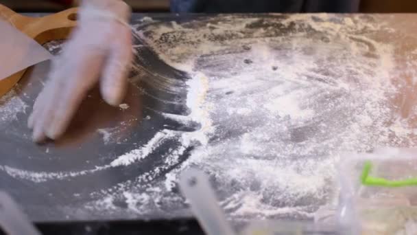 Masak membersihkan meja dapur dari adonan tetap. — Stok Video