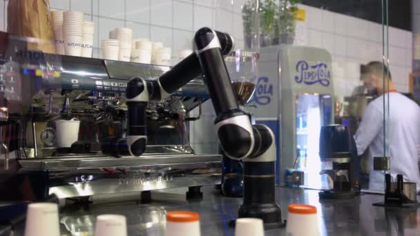 Кофеварка с роботизированной рукой делает горячий напиток. — стоковое видео