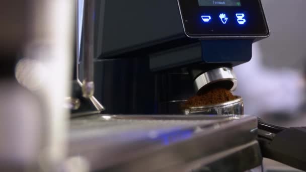 Mesin kopi memberikan tumpukan kacang hancur. — Stok Video