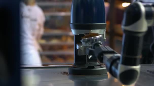 Robotkoffie machine arm met gemalen gedroogde bonen. — Stockvideo