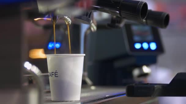 Close-up da máquina de café derrama bebida no copo. — Vídeo de Stock