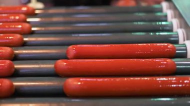 Izgarada sıcak sulu sosisler var..