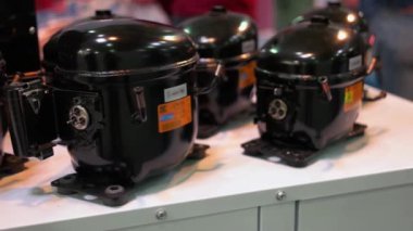 Dükkandaki buzdolabı kompresörlerini kapat..