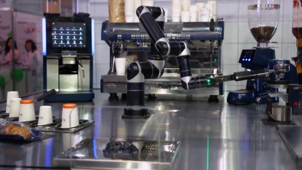Robotic arm and coffee machine making and serving coffee. — Stock Video
