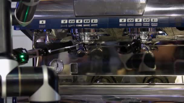 Kaffeemaschine mit Roboterarm in Nahaufnahme. — Stockvideo