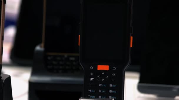 Мобільний телефон з кнопками в магазині . — стокове відео