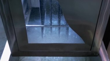 İçinde su akan çelik bir kutu..