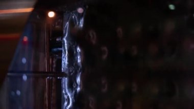 Çelik levhadaki su akıntısı.