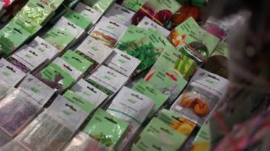 çeşitli baharatlar ve bitkiler küçük şeffaf plastik torbalarda paketlenmiştir..