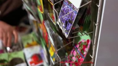 Hediyelik eşya dükkanına kartpostal ya da broşür..