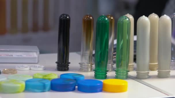 Collection de différents tubes à essai et bouchons colorés. — Video
