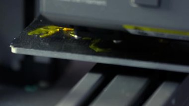 Çalışan elektronik üç boyutlu plastik yazıcıya yakın çekim.