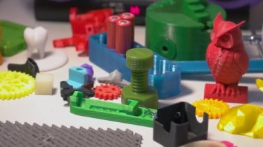 3D yazıcı tarafından yapılan çeşitli renkli şekillerin koleksiyonu.