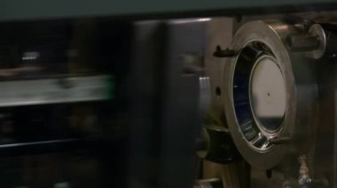 Yakın çekim çalışan metal endüstriyel enjeksiyon kalıbı yapma makinesi.