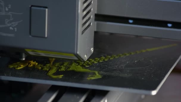 Close-up modern 3d printer drawing a dinosaur. — Stock Video