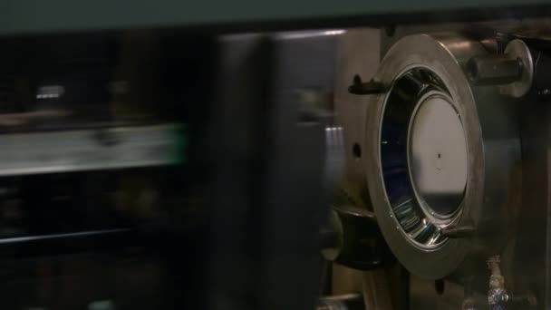 Крупним планом робочий метал промислового лиття під тиском машини . — стокове відео