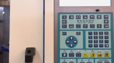 Enjeksiyon kalıp makinesinin kontrol panelini kapat.