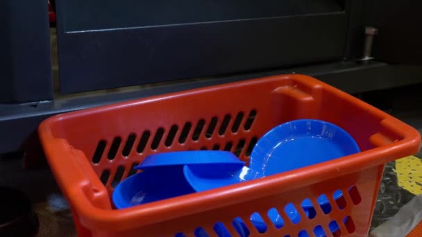 Basket with pile of blue disposable plastic plates. — Stock Video