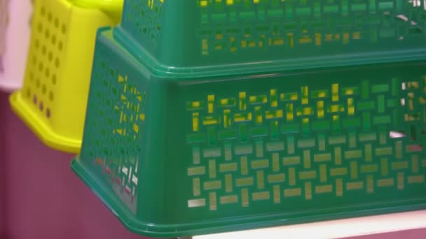 Zöld és sárga műanyag kosarak piramisa. — Stock videók