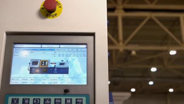 Ovládací panel lisovacího stroje a červené nouzové tlačítko. — Stock video