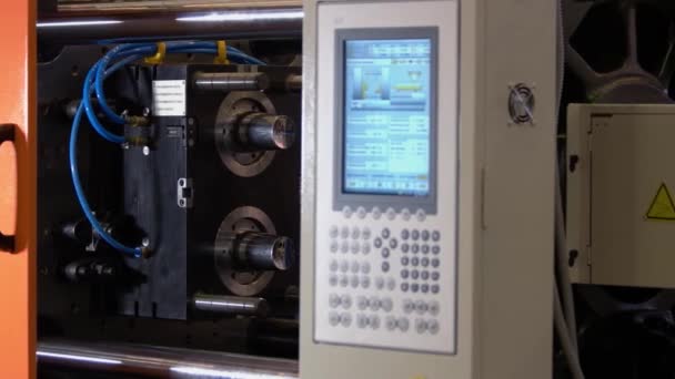 Máquina de moldeo por inyección de primer plano con panel de control. — Vídeos de Stock