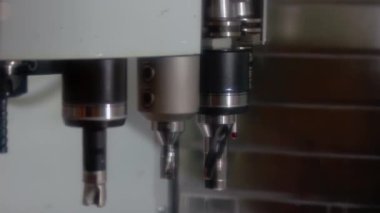 CNC makinası farklı matkapları kapatır.