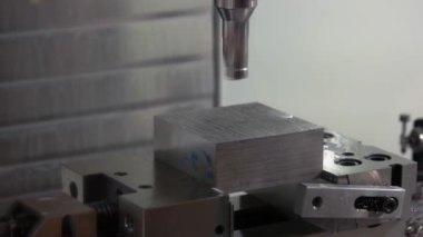 Kesik metal bir cnc sondaj makinesini yakından yıkamak.