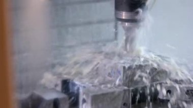 Yakın çekim cnc makine merkezi soğutucu ile değirmenleme.
